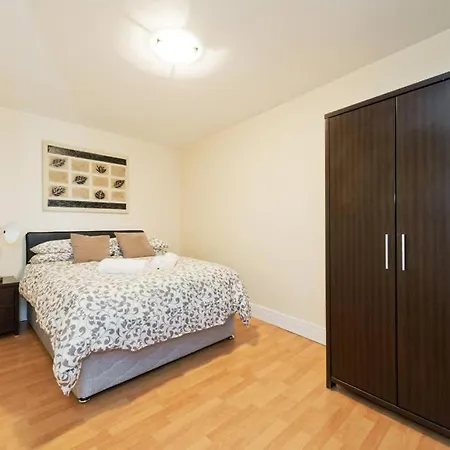 Spacious*bright*convenient*3bed Apt*to*oconnell St Apartment